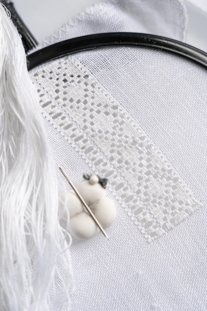 haft krzyżykowy na naturalnej tkaninie